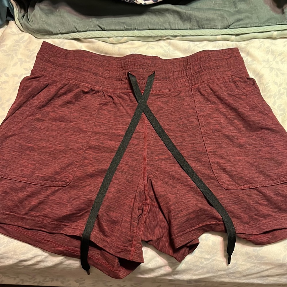 Amazon Essentials Women's Brushed Tech Stretch Short, women’s medium, burgundy